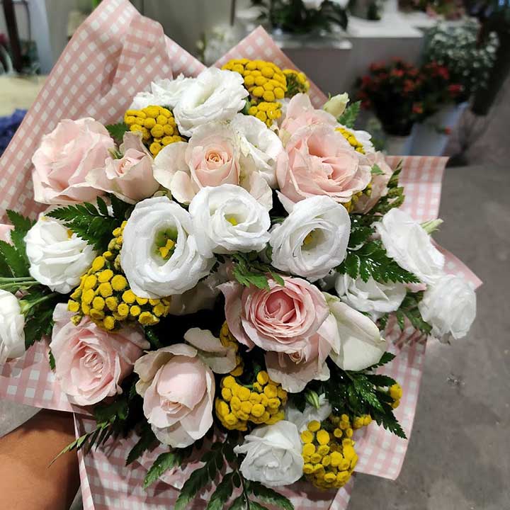 Bouquet con rose e lisiantus