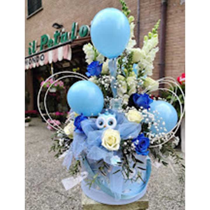 Composizione fiori per nascita con palloncino e scatola