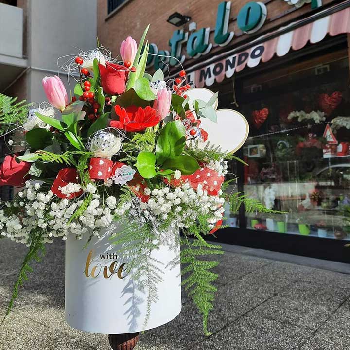 Scatola di fiori con cioccolatini