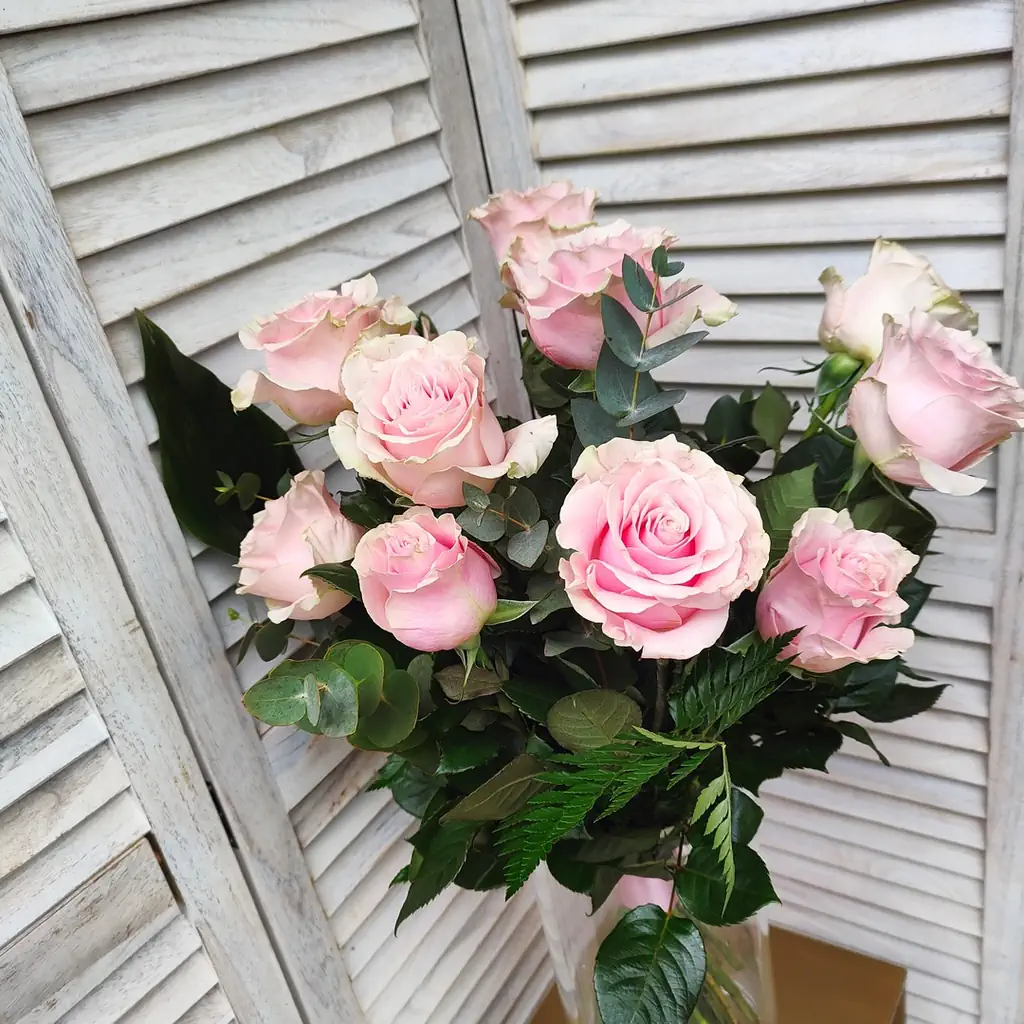Arrangement with 12 roses in a vase - image 2