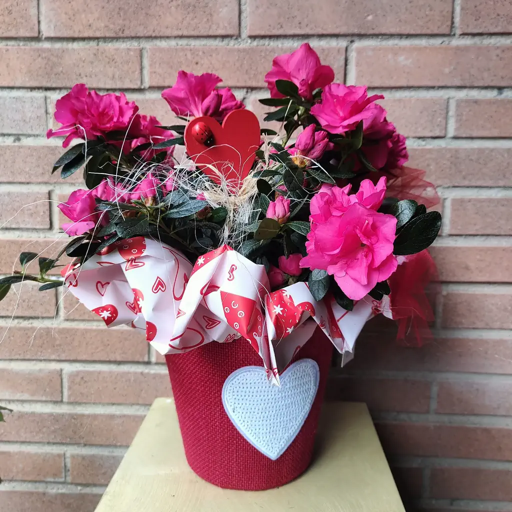 un vaso di fiori rosa